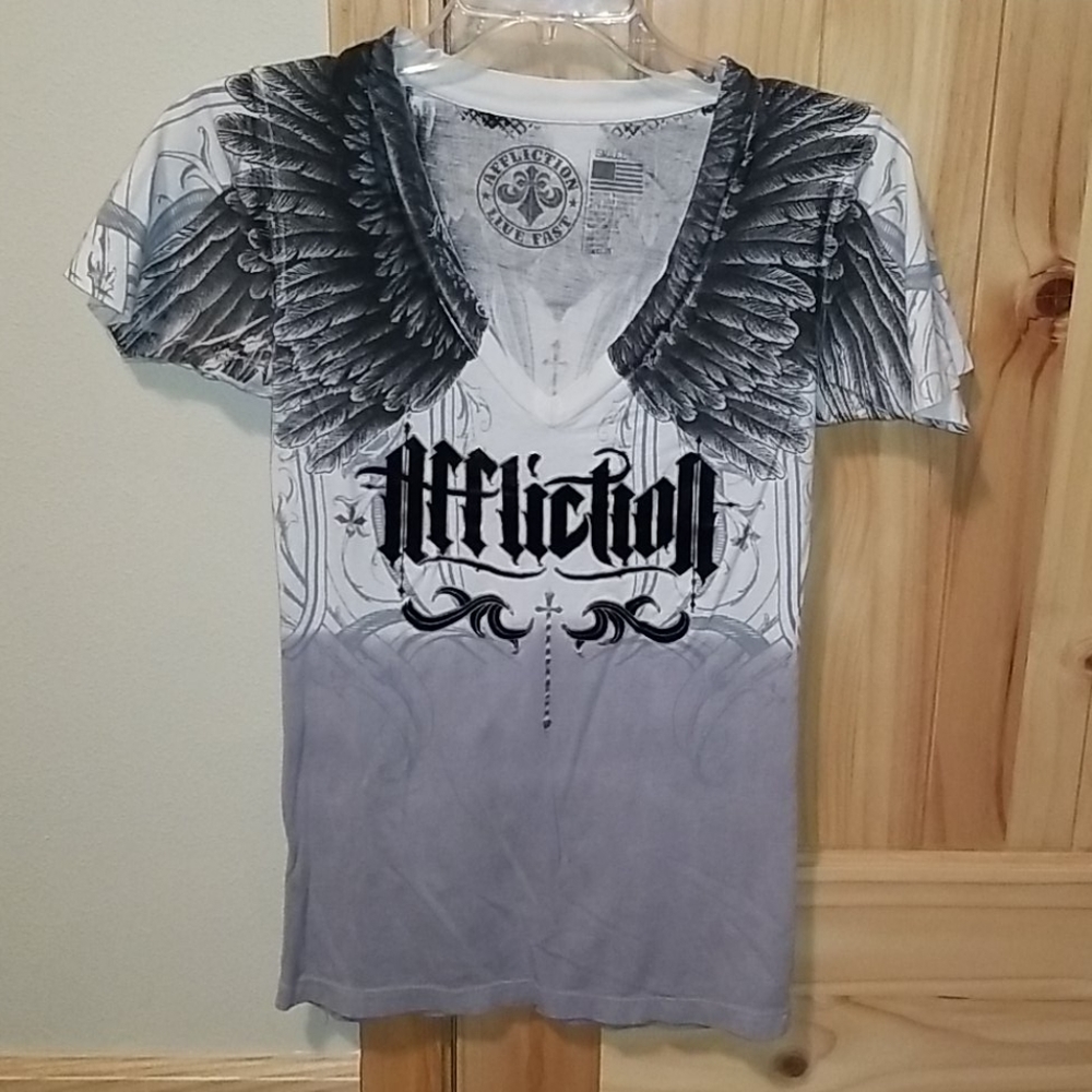 Affliction V-Neck T-Shirt Small